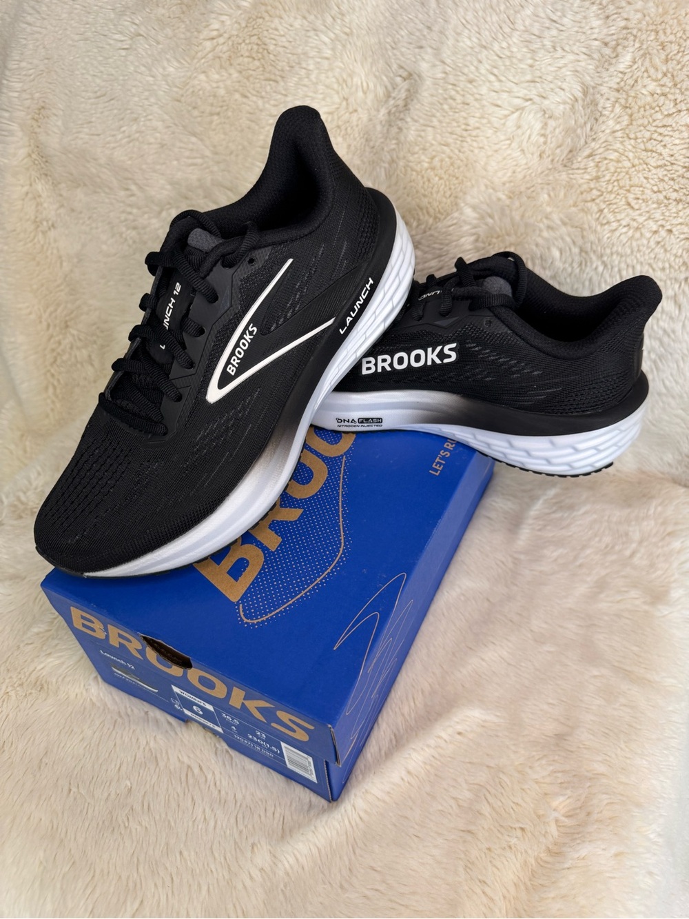 New in Box 🎶 Women’s Brooks- Launch 12 - Size 6